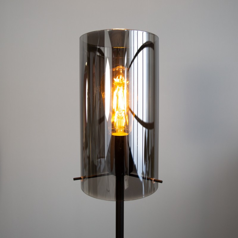 Subtiele staande lamp Hawi met smokey glas